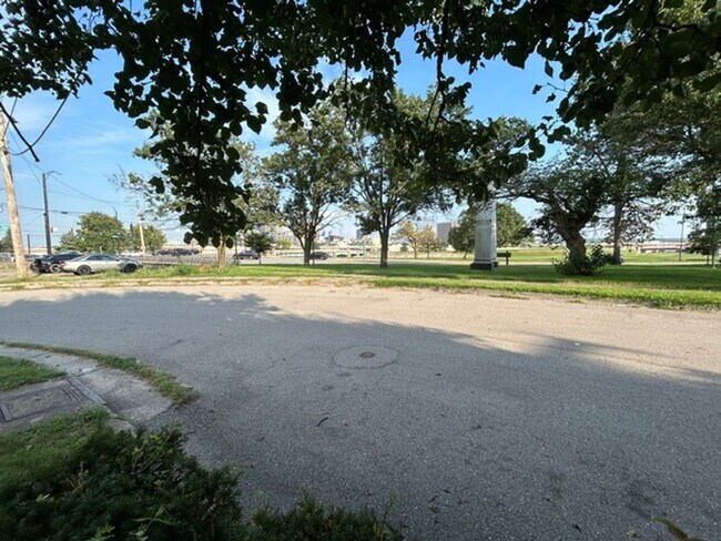 Building Photo - 819-823 Riverview Terrace