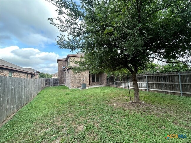Building Photo - 665 Creekside Cir