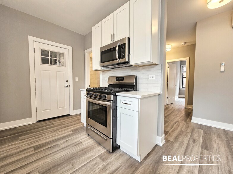 Building Photo - 3935 N Janssen Ave