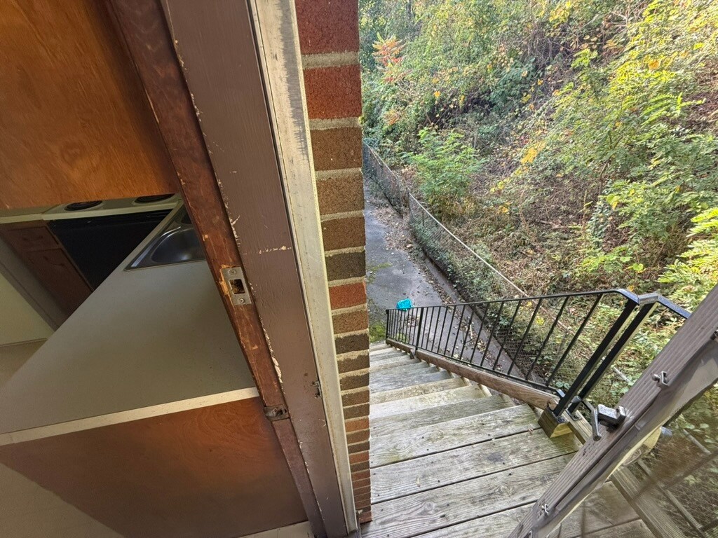 Building Photo - 372 Park St