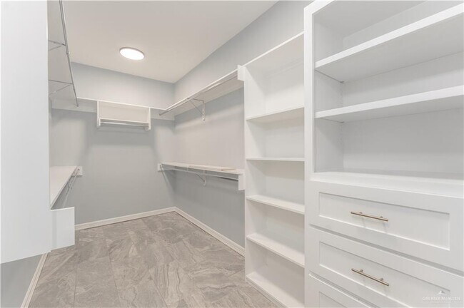 Building Photo - 1711 Lago Delton