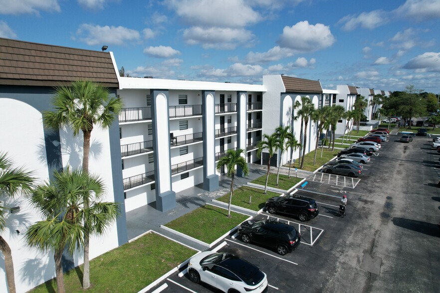 Primary Photo - Viewmax Apartments