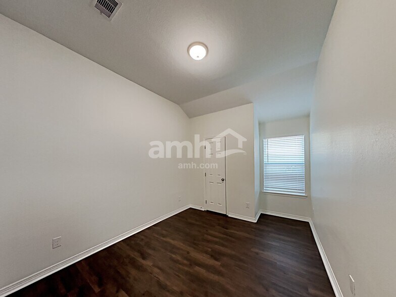 Building Photo - 2204 Perkins Crossing Dr