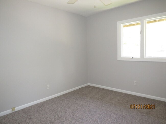 Building Photo - 2 BEDROOM 1 BATHROOM CONDOMINIUM IN OAK BR...
