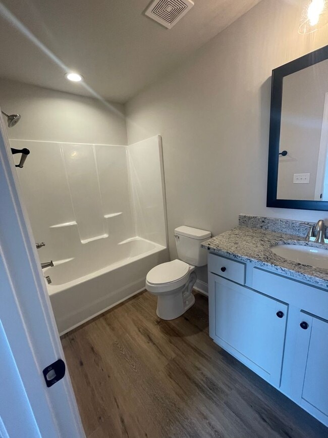 Building Photo - 2 Bedroom 2.5 bath Townhome in  Greenville