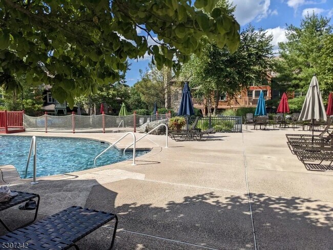 Building Photo - 3-13 Maple Cres