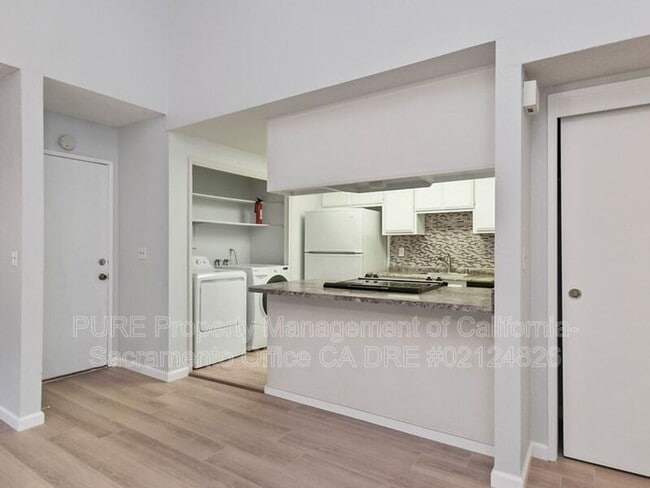 Building Photo - 5047 Sparrow Ct