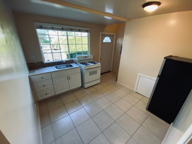Building Photo - Downtown Split-Level Apartment
