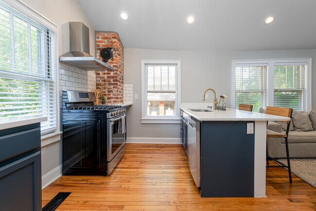 Building Photo - Beautifully Updated House - Awesome Montford Location