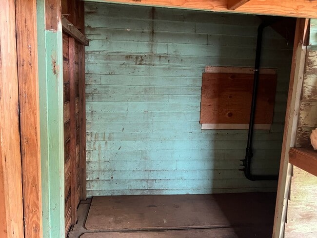 Building Photo - Upstairs 1 bedroom apartment with garage!