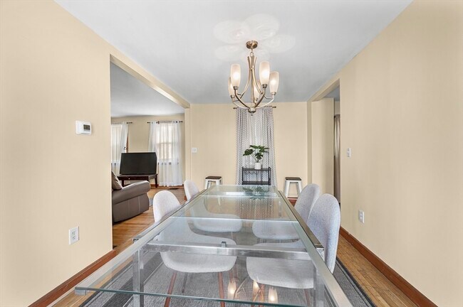 Building Photo - 50 Temple St