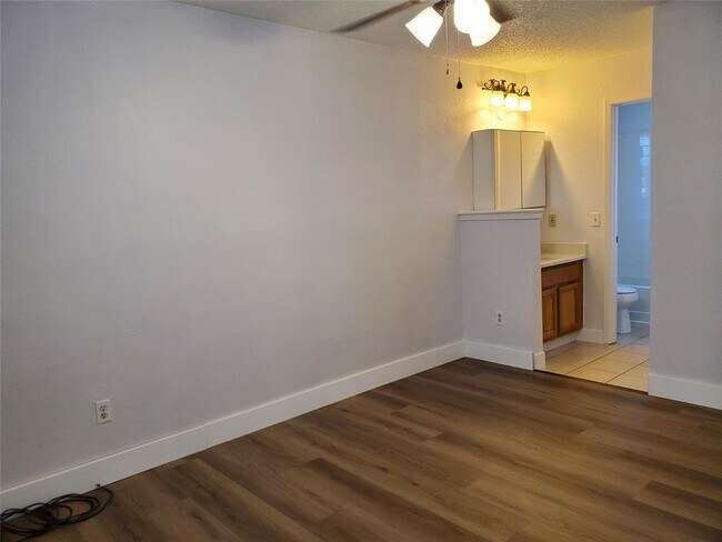 Building Photo - 505 Greenlawn Blvd