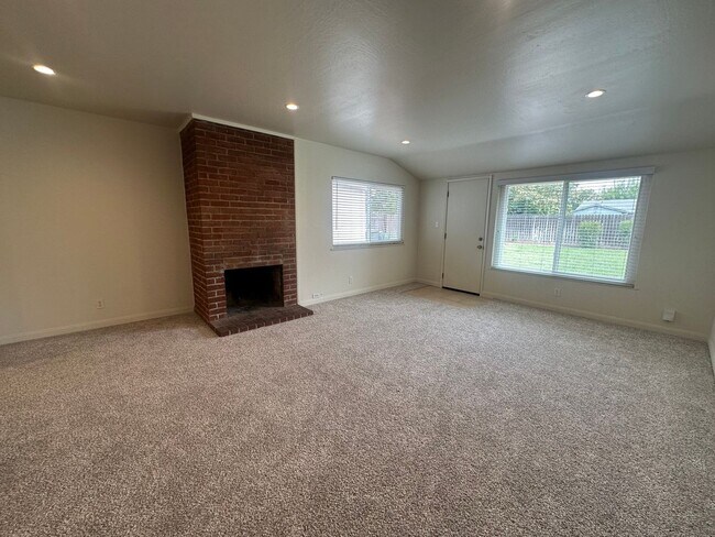 Building Photo - Charming 3-Bed Home with Huge Yard & Fresh...