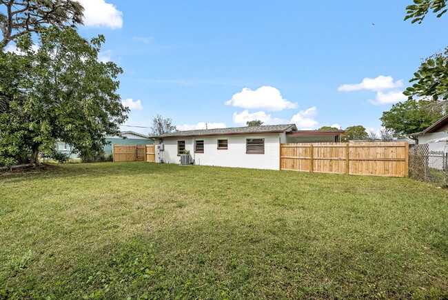 Building Photo - 3 bedrooms with a large fenced yard in Mel...