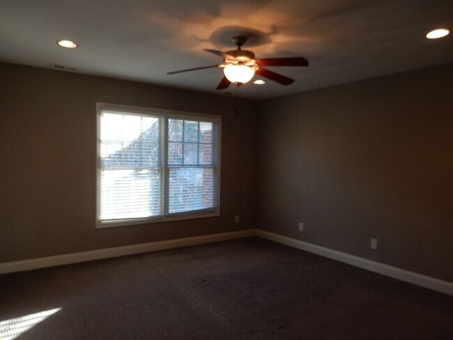 Building Photo - Quality 3 BR Townhome; Convenient to Med C...