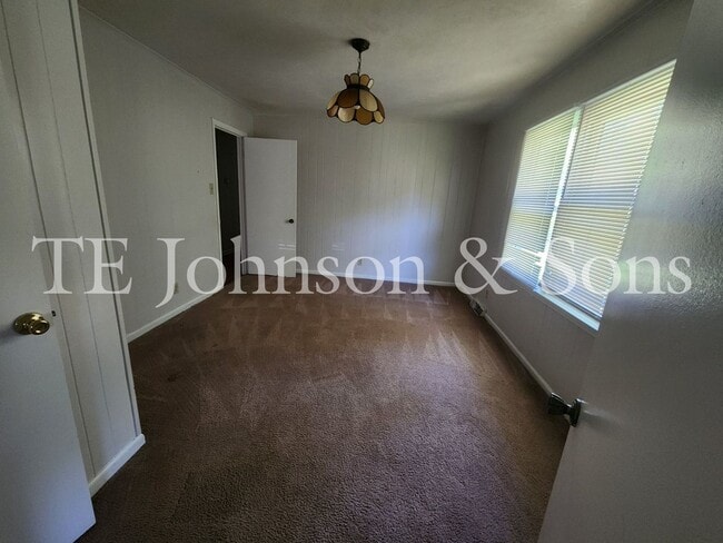 Building Photo - 3 Bed Home Situated near Hwy. 311 & Local Golf Course