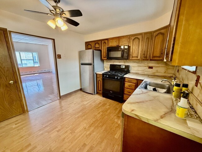 Building Photo - Spacious 3 BR / 1 BA HOUSE in Great South Philly location w/ Hardwood Flooring-Nice Kitchen-Washe...