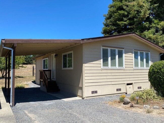 Building Photo - Private, Gated and Views -2 Bdm 2 Bath Gra...