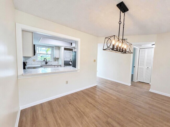 Building Photo - Beautifully Renovated 2 Bed / 2 Bath First-Floor Home in Naples. MOVE-IN READY!