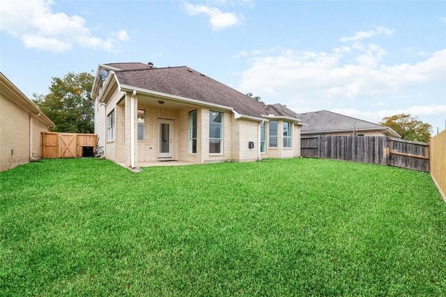 Building Photo - 304 Lago Vista St