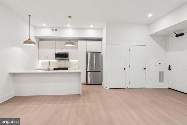 Building Photo - 30 W Allens Ln