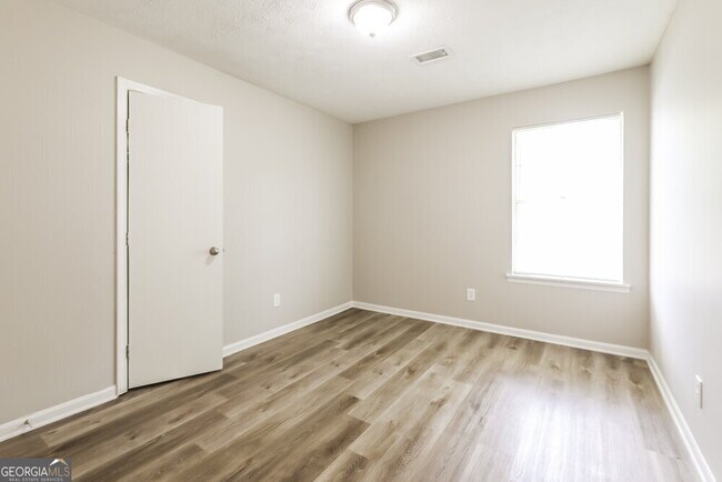 Building Photo - 9512 Forest Knoll Dr