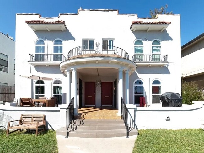 Building Photo - Bright and airy 2-bedroom 2-bath in Mid- City