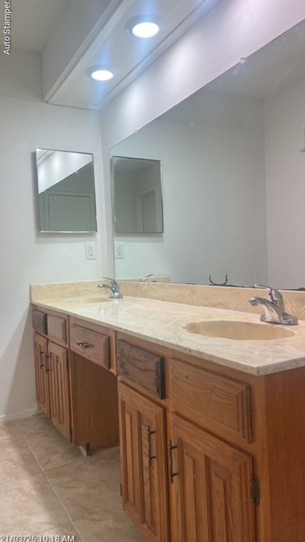 Building Photo - 7221 W Cleburne Rd