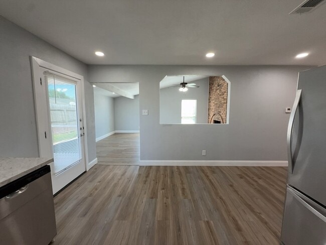 Building Photo - 8917 Vernon Dr