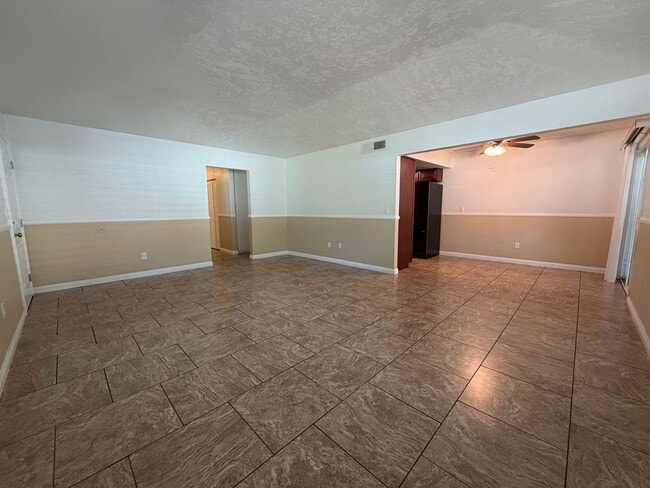 Building Photo - 1133 Willow Tree Dr