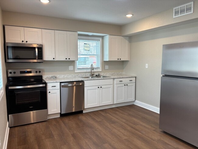 Building Photo - 3 Bed 1 Bath Remodeled House