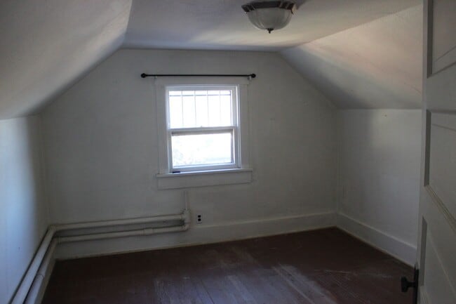 Building Photo - LARGE 3 bedroom in Old Broadmoor
