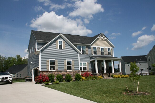 Building Photo - Large 4 bedroom home