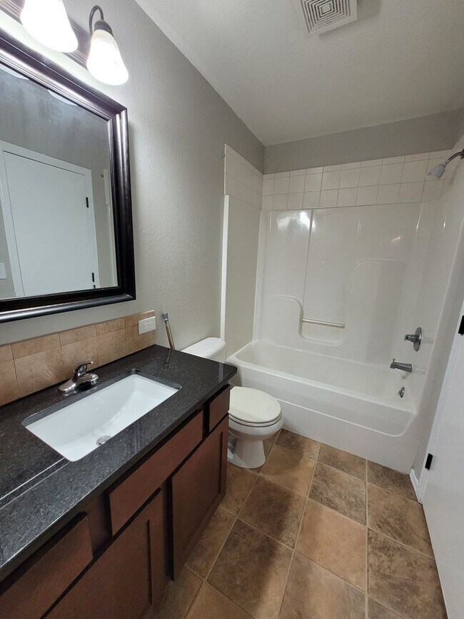Building Photo - $1575 - 4 bedroom/ 2 bathroom - Gorgeous q...