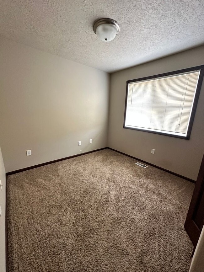 Building Photo - 3 Bedroom Townhome!