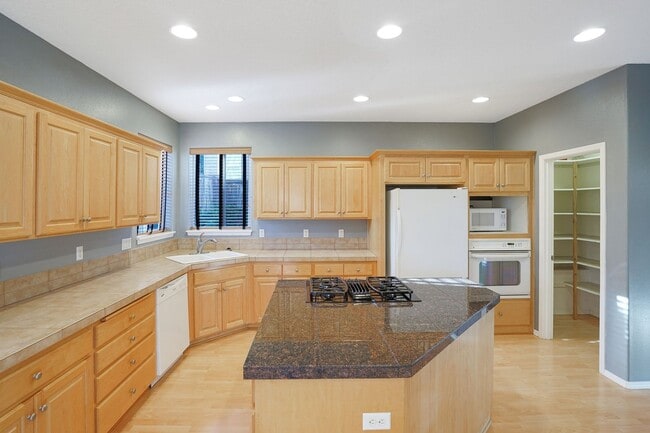 Building Photo - 4Bd/2.5Ba Two Story House - Available to View!