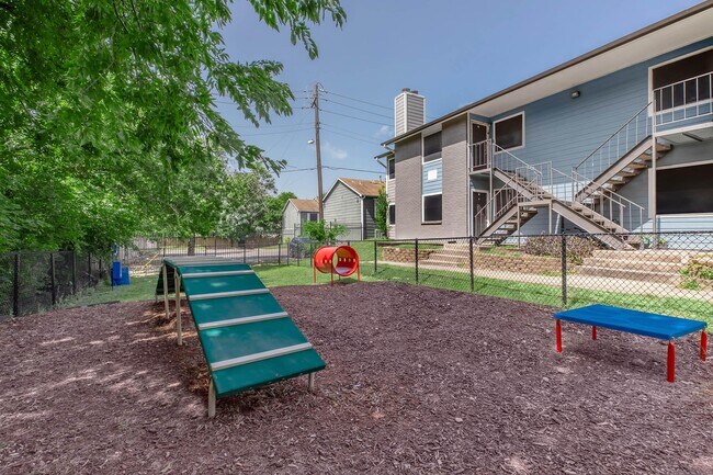 Building Photo - Villas de la Plaza