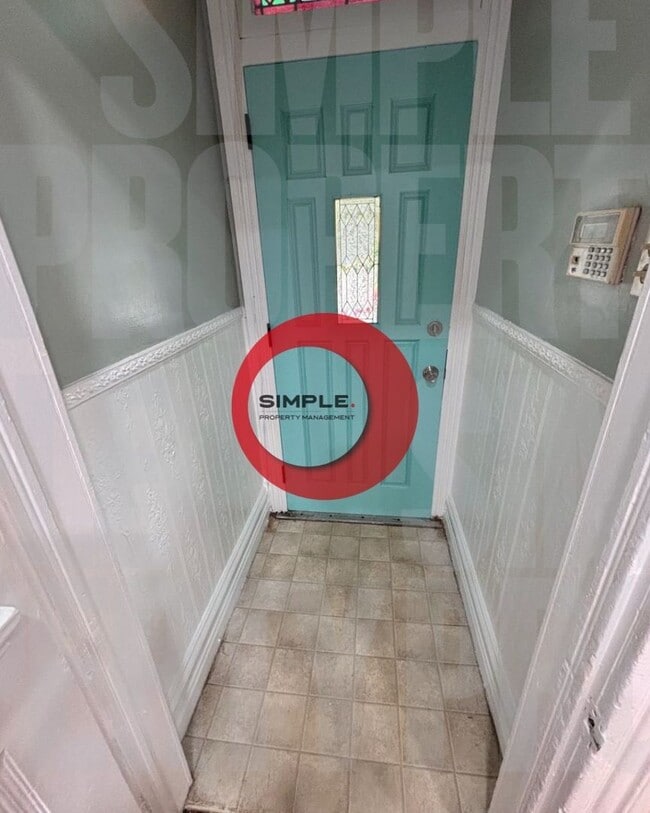 Building Photo - Huge 4-bedroom 1 bath in Historic District