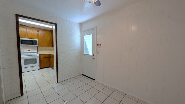 Building Photo - 3 Bedroom Home Plus Bonus Room in the Hudson Manor Community Near S McClintok Dr and E Apache Blvd!