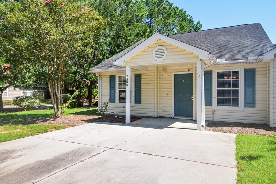 Primary Photo - 7898 Montview Rd