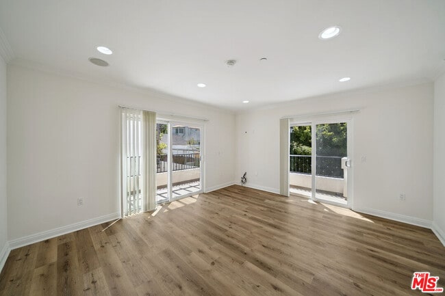 Building Photo - 1529 S Beverly Dr