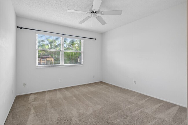 Building Photo - Spacious & Exciting Townhome style Condo