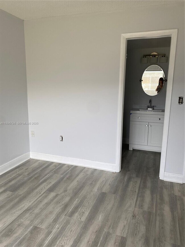 Building Photo - 9375 Fontainebleau Blvd