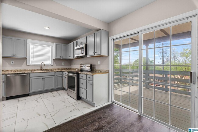 Building Photo - 528 10th Ct W