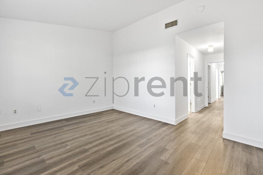 Building Photo - Unit 1022