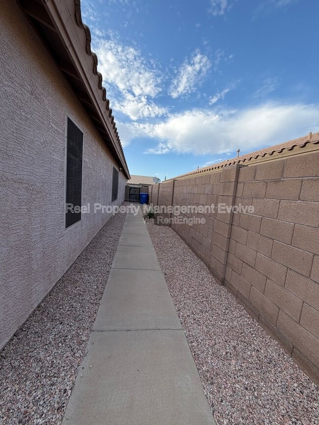 Building Photo - 15847 W Saguaro Ln
