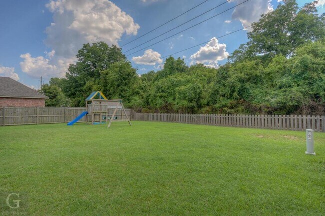 Building Photo - 650 Alder Ln