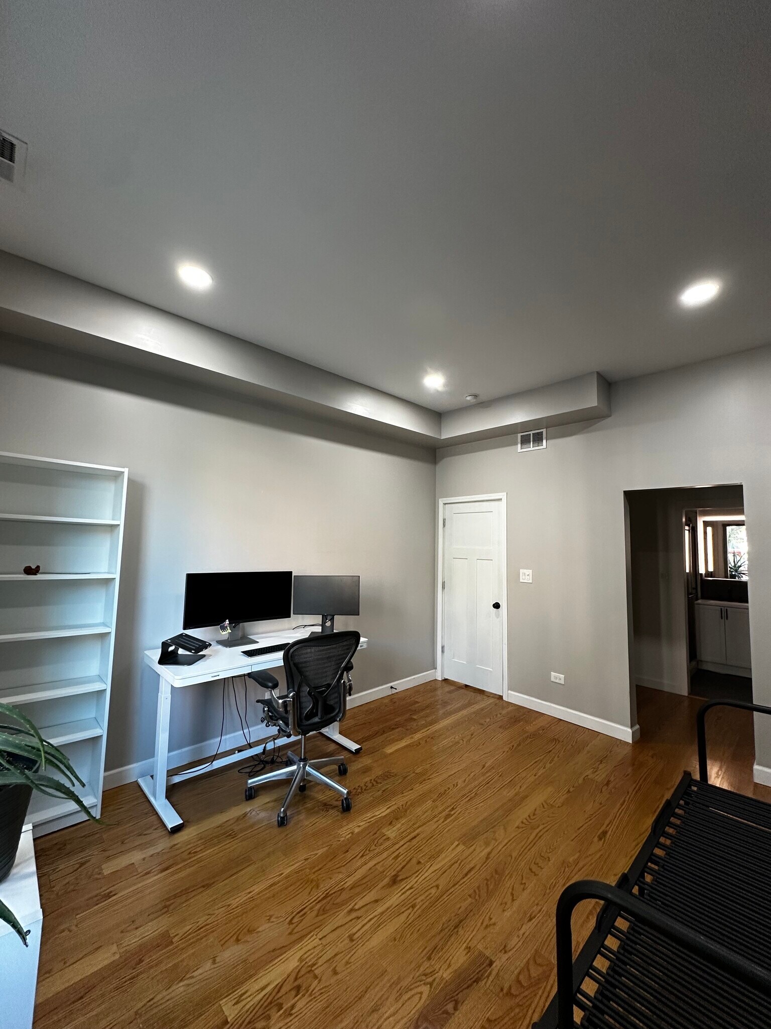 Main room (King size bed) - 1908 S May St