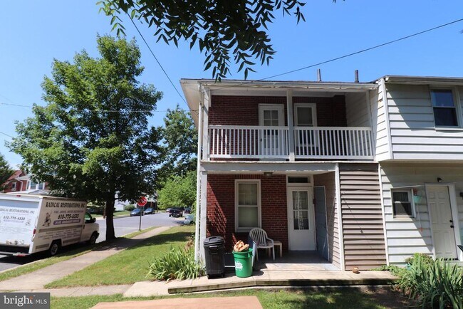 Building Photo - 301 N Waverly St