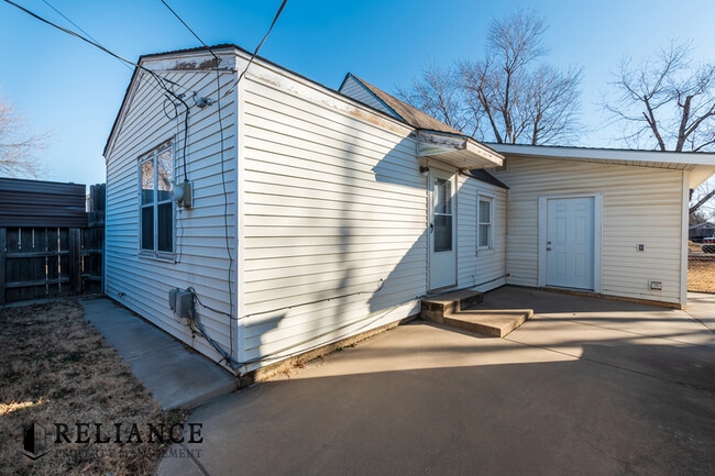 Building Photo - 615 N Doris St